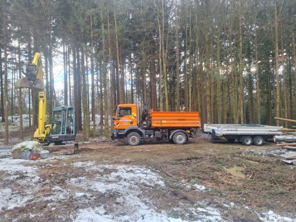 Baumfällarbeiten Ein Laster und Bagger im Wald bei Baumfällarbeiten.