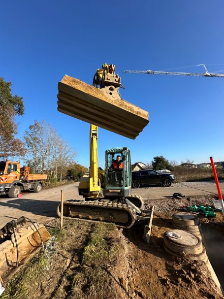 Erdarbeiten Ein Bagger bei Tag auf einer Baustelle